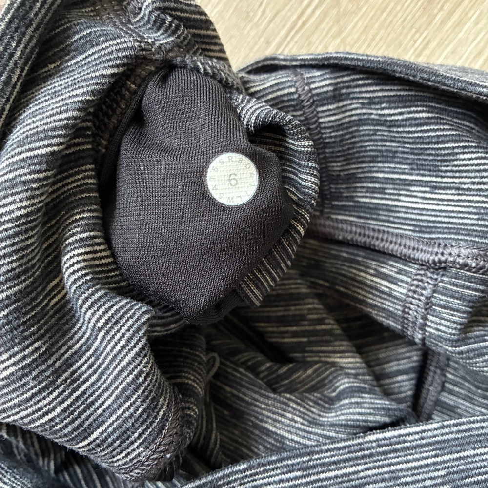Lululemon Charcoal Gray Navy striped leggings Excellent condition - Picture 6 of 9